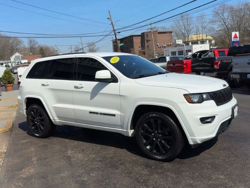 Used 2019 Jeep Grand Cherokee Altitude image 4