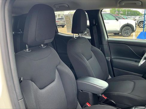 Used 2023 Jeep Renegade Latitude AWD/4WD image 7