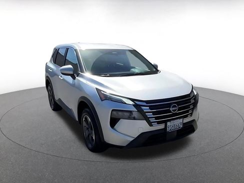 Used 2025 Nissan Rogue SV image 3