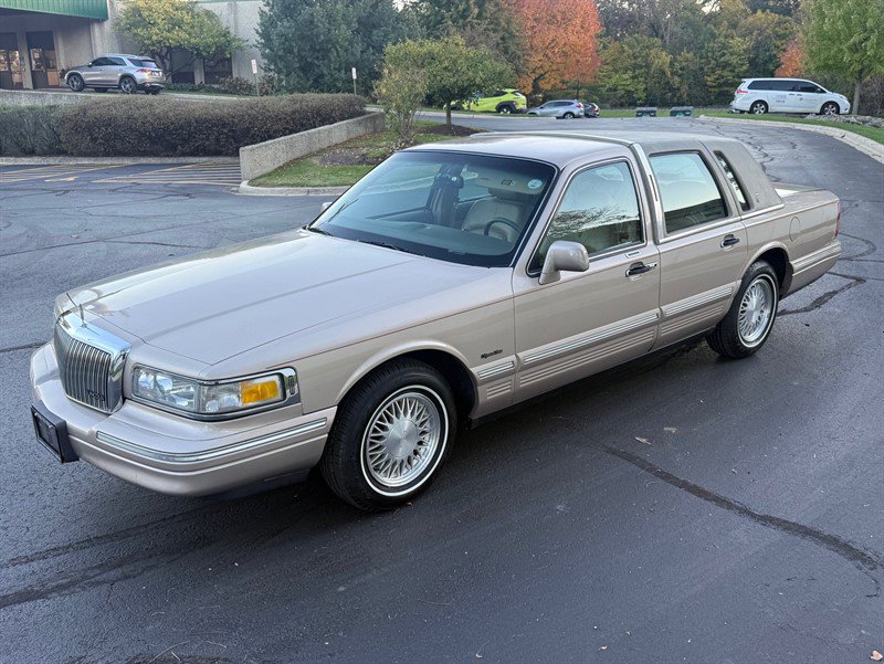 Used 1997 Lincoln Town Car Signature RWD image 10