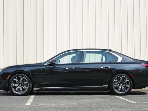 Used 2025 BMW i7 xDrive60 w/ Executive Package AWD/4WD image 9