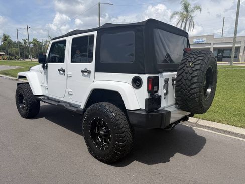 Used 2017 Jeep Wrangler Unlimited Sahara w/ Max Tow Package AWD/4WD image 4