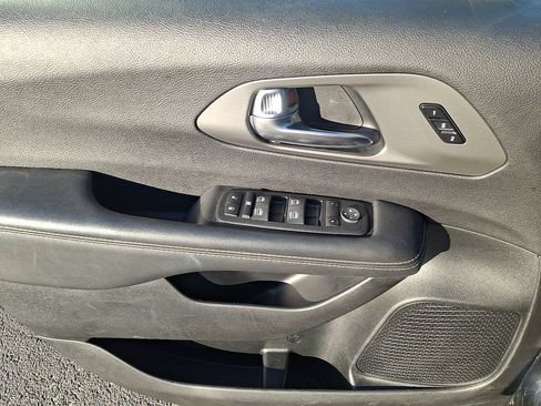 Used 2025 Chrysler Pacifica Select FWD image 16