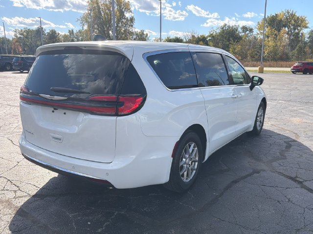 Used 2026 Chrysler Pacifica Select FWD image 6