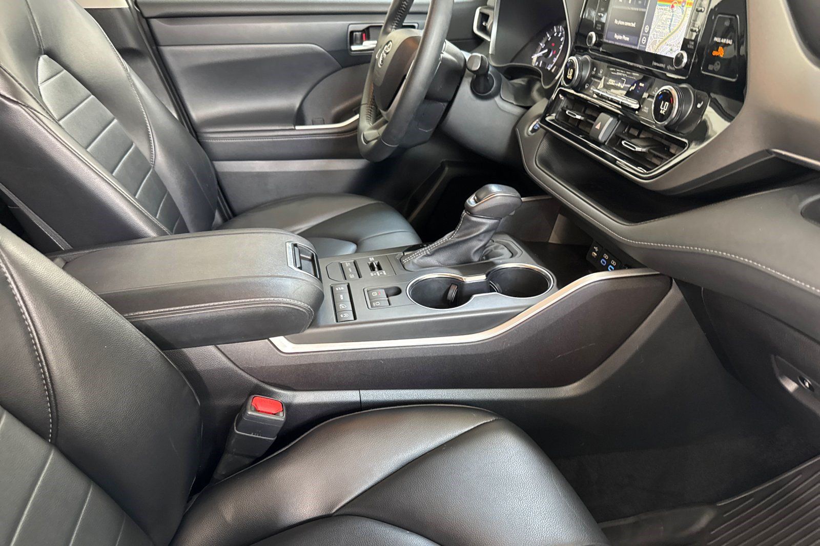 Used 2022 Toyota Highlander XLE AWD/4WD image 21