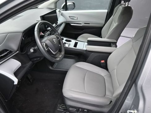 Used 2025 Toyota Sienna XLE FWD image 20