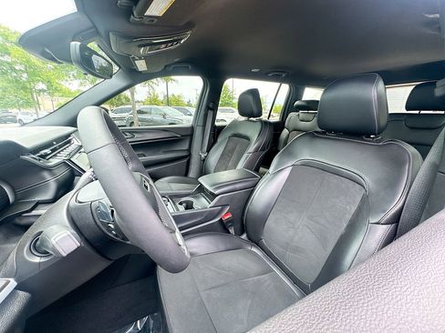 Used 2025 Jeep Grand Cherokee L Laredo RWD image 10