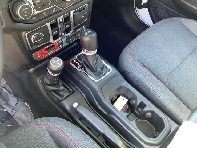 Used 2025 Jeep Wrangler Unlimited Rubicon w/ Convenience Group AWD/4WD image 18