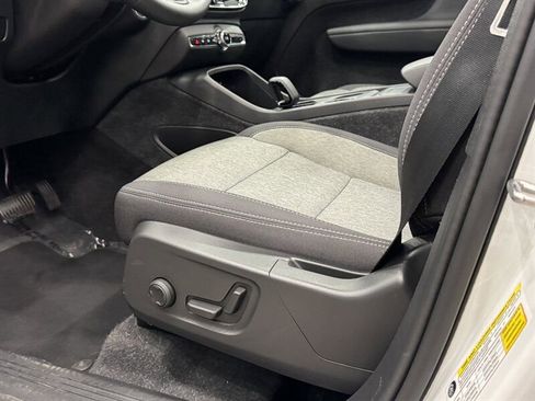 Used 2025 Volvo XC40 B5 Core image 17