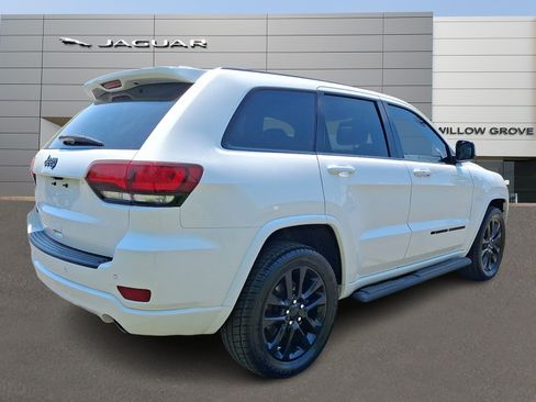 Used 2022 Jeep Grand Cherokee Laredo X AWD/4WD image 2