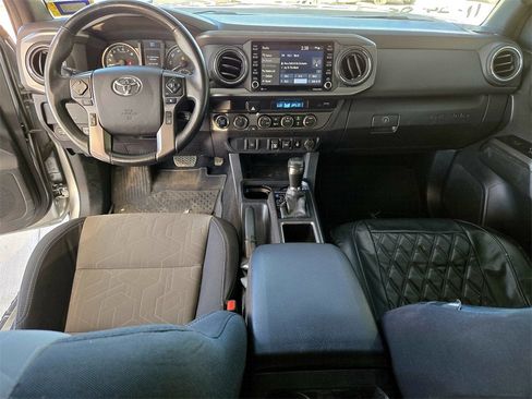 Used 2022 Toyota Tacoma TRD Off-Road image 12
