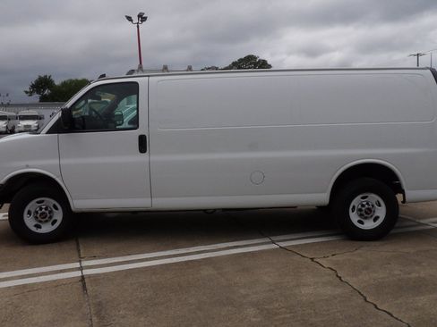 Used 2020 GMC Savana 2500 Extended w/ Driver Convenience Package RWD image 4