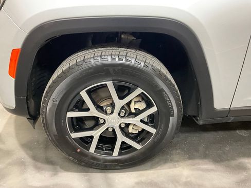 Used 2023 Jeep Grand Cherokee L Limited AWD/4WD image 6
