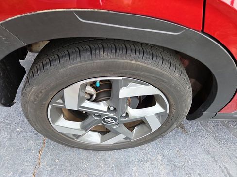 Used 2023 Hyundai Venue SEL FWD image 6