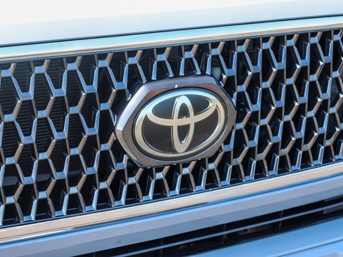 Used 2018 Toyota Tacoma TRD Sport w/ Technology Package RWD image 13