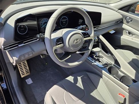 New 2025 Hyundai Elantra SEL image 17