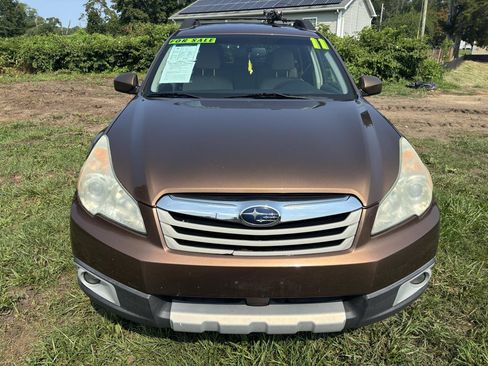 Used 2011 Subaru Outback 2.5i Limited AWD/4WD image 2