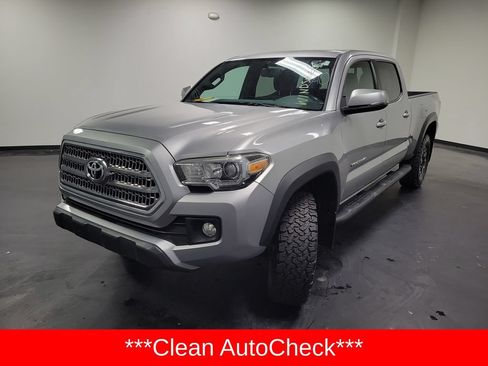 Used 2016 Toyota Tacoma TRD Off-Road w/ Premium & Technology Package AWD/4WD image 4