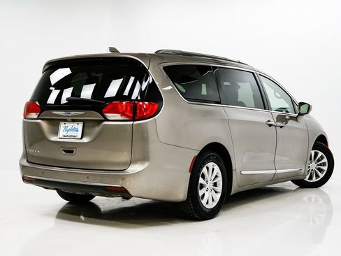 Used 2018 Chrysler Pacifica Touring-L image 30