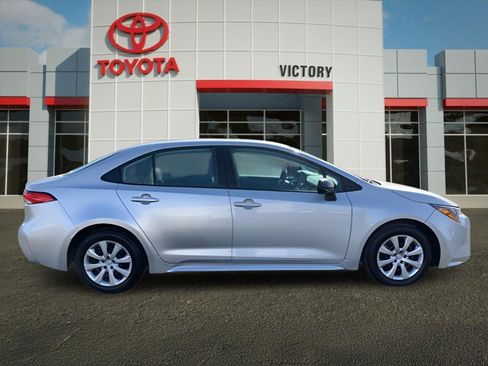 Used 2025 Toyota Corolla LE image 2
