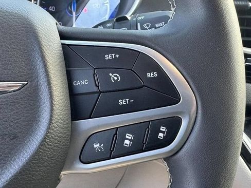 Used 2024 Chrysler Pacifica Touring-L FWD image 25