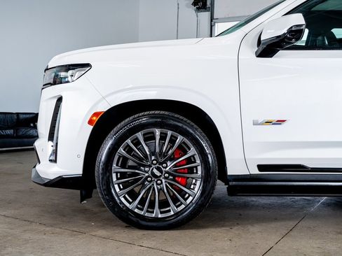 Used 2023 Cadillac Escalade V w/ LPO, ONYX Package image 9