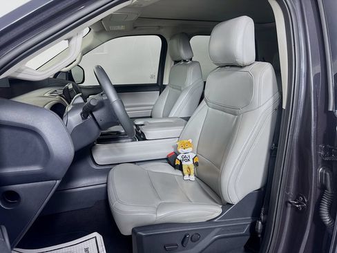 Used 2025 Ford Expedition Active RWD image 11