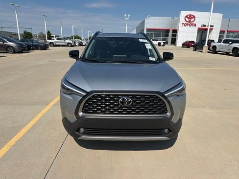 Used 2025 Toyota Corolla Cross XLE w/ Convenience Package FWD image 2