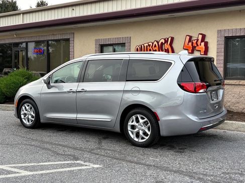 Used 2020 Chrysler Pacifica Touring-L w/ Tire & Wheel Group image 5