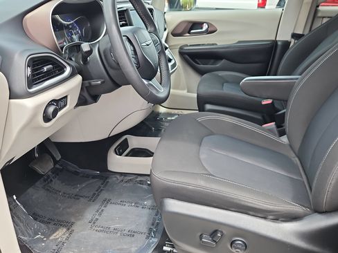 Used 2023 Chrysler Voyager LX FWD image 20