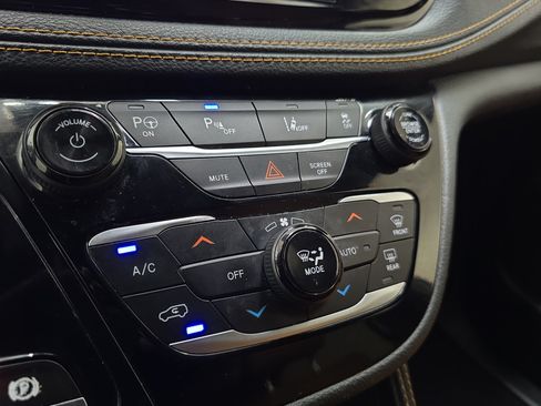 Used 2021 Chrysler Pacifica Pinnacle FWD image 39