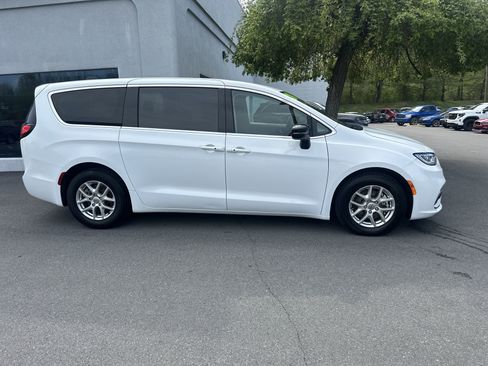 Used 2024 Chrysler Pacifica Touring-L FWD image 2