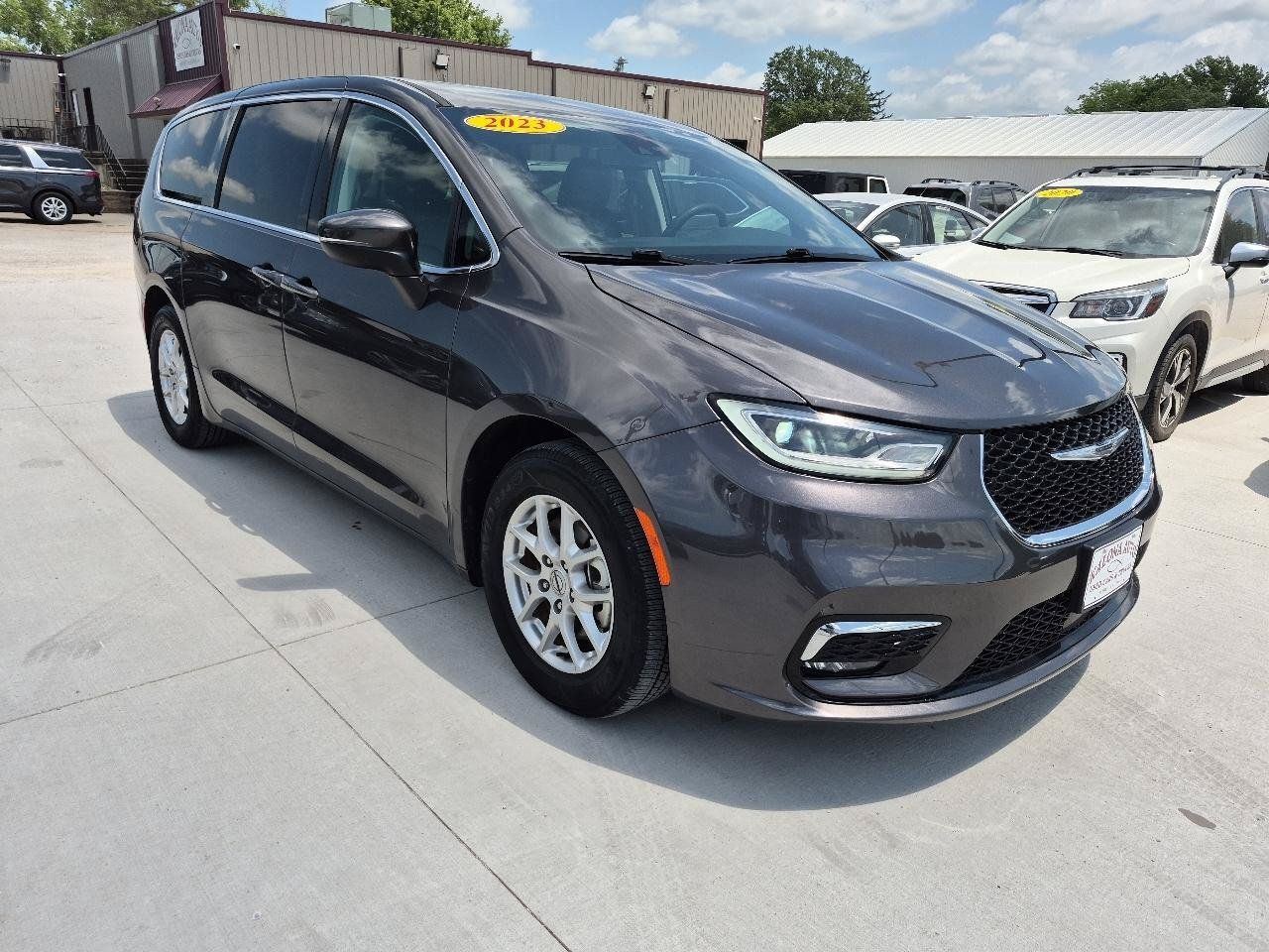 Used 2023 Chrysler Pacifica Touring-L FWD image 4