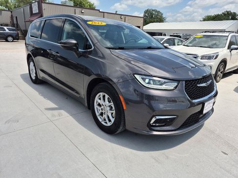 Used 2023 Chrysler Pacifica Touring-L FWD image 4