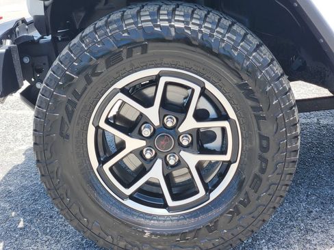 Used 2025 Jeep Gladiator Rubicon w/ Convenience Group AWD/4WD image 9