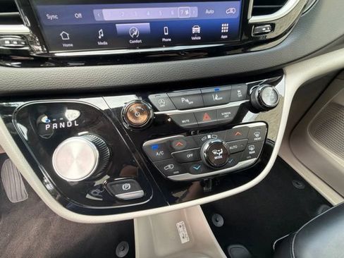 Used 2024 Chrysler Pacifica Touring-L FWD image 26