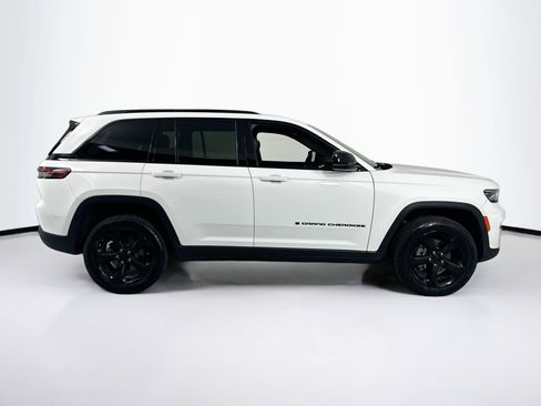 Used 2023 Jeep Grand Cherokee Altitude AWD/4WD image 4