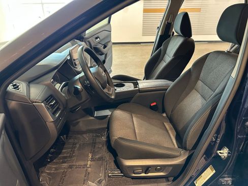 Used 2025 Nissan Rogue SV FWD image 28