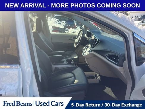 Used 2024 Chrysler Pacifica Touring-L image 9