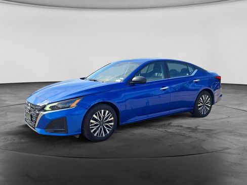 Used 2025 Nissan Altima 2.5 SV FWD image 3