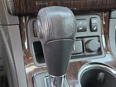 Used 2017 Chevrolet Traverse LT image 18