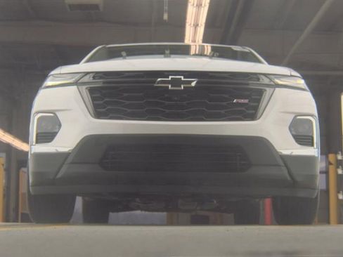 Used 2023 Chevrolet Traverse RS image 3