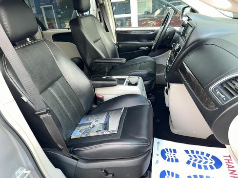 Used 2014 Chrysler Town & Country Touring-L w/ Driver Convenience Group FWD image 21