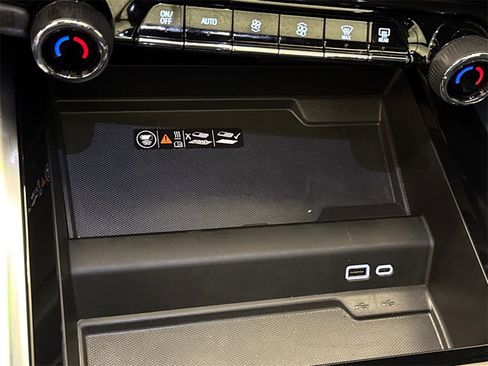 Used 2025 Chevrolet Suburban Z71 w/ Comfort Package image 30