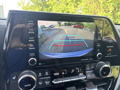 Used 2021 Toyota Highlander XLE FWD image 22