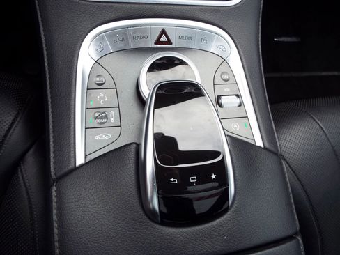 Used 2015 Mercedes-Benz S 550 Sedan w/ Sport Package w/ Sport Package image 19