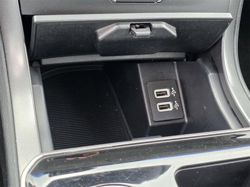 Used 2020 Ford Edge SE image 25