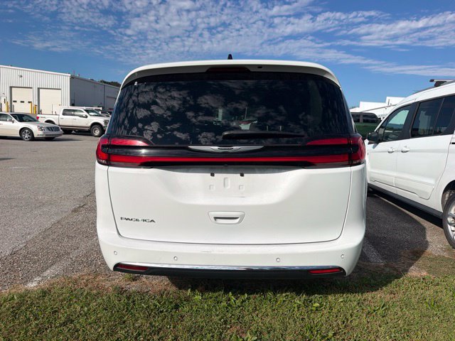 Used 2024 Chrysler Pacifica Touring-L FWD image 6