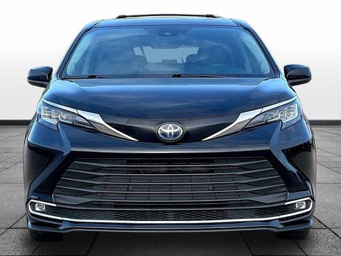 Used 2022 Toyota Sienna XLE w/ XLE Plus Package image 3