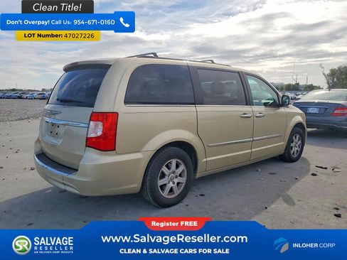 Used 2011 Chrysler Town & Country Touring image 4